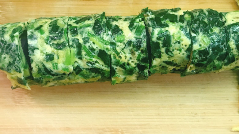 菠菜蛋卷,放在菜板上,切成2cm左右的小卷