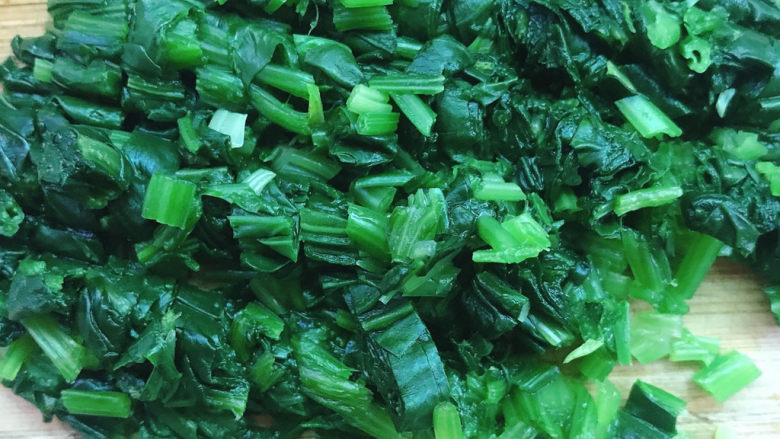 菠菜蛋卷,夹出后放入冷水中,再沥干水分切碎