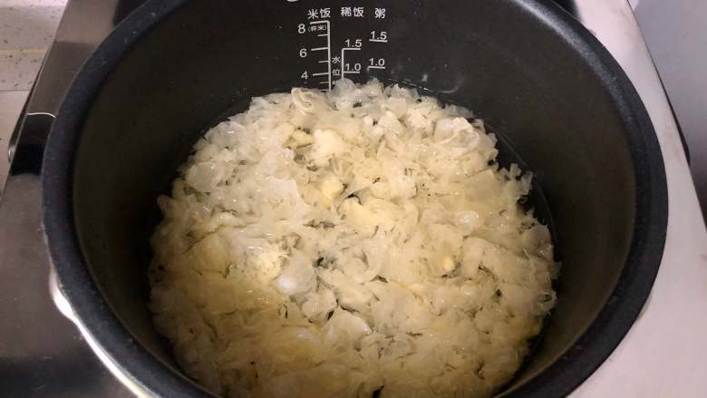 甜甜糯糯的木瓜银耳羹,温暖直入心田,加入清水没过银耳。