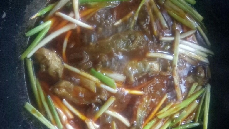 红烧小黄鱼,小黄鱼煮十分钟,关火,起锅。