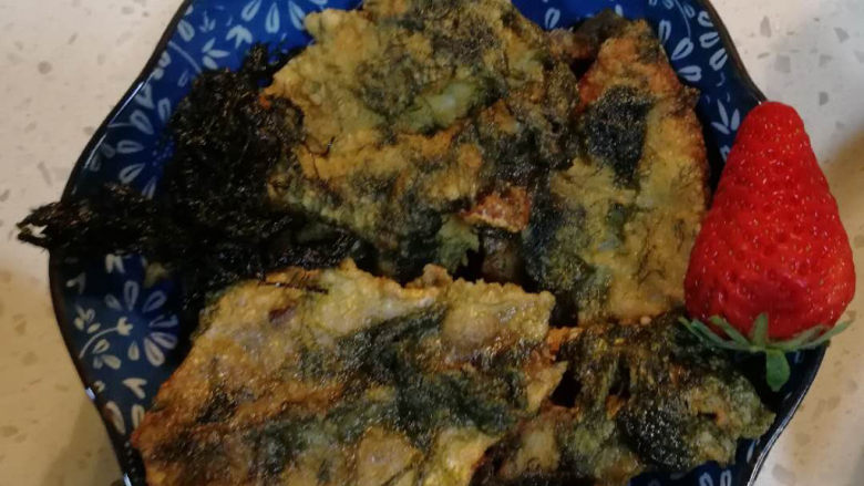 海苔面拖黄鱼,煎成金黄色即可,关火后,让油温降下来,把多余的海苔下锅煎一下
