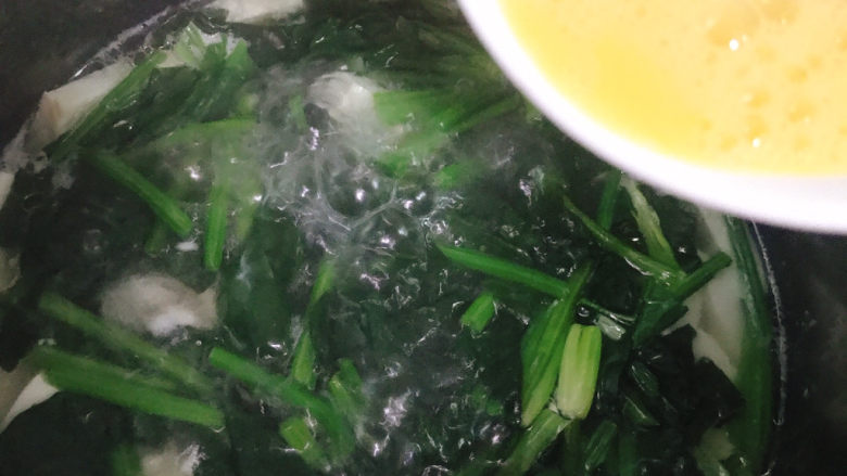 菠菜豆腐汤,缓慢倒入锅中。