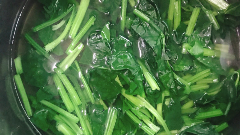 菠菜豆腐汤,焯水2分钟