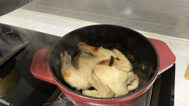 盐焗手撕鸡,用筷子从肉最厚的地方插下去,能轻松穿过就熟透了