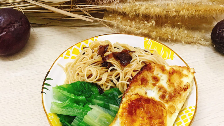 葱油拌面,拌上葱油调料,配上油麦菜和煎<a style='color:red;display:inline-block;' href='/shicai/ 9'>鸡蛋</a>。
