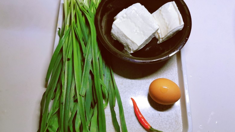 韭菜炒豆腐,食材准备好