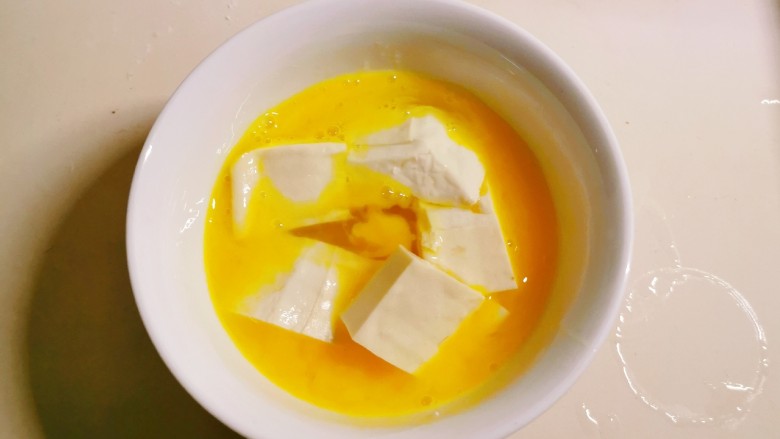 韭菜炒豆腐,<a style='color:red;display:inline-block;' href='/shicai/ 465'>豆腐</a>切块 放入鸡蛋液里