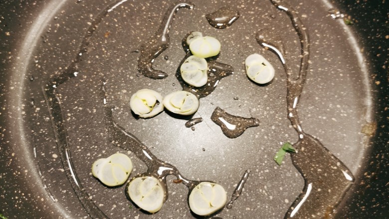 韭菜炒豆腐,起油锅 放入葱片翻炒