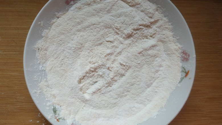 水果馅雪媚娘,盘子里放入适量糯米粉,用微波炉加热4分钟成黄色备用