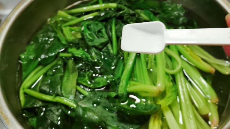 菠菜豆腐汤,用开水汆烫  水中加入2克盐