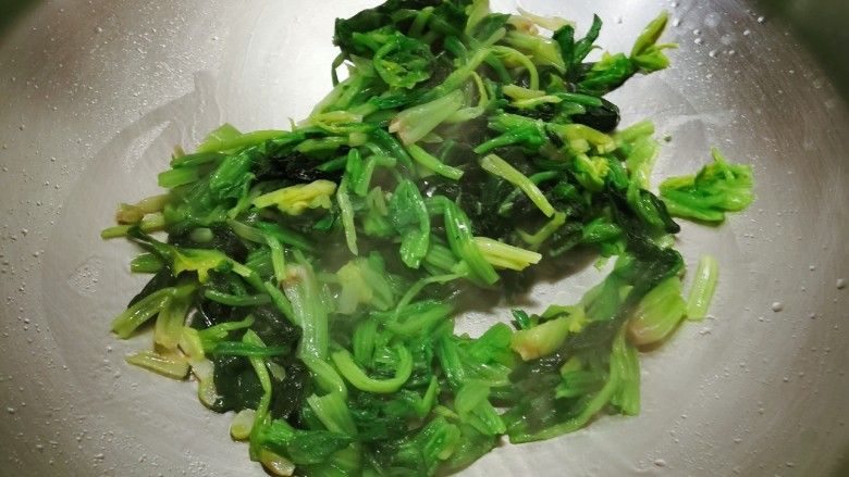 菠菜豆腐汤,放入菠菜 翻炒1分钟