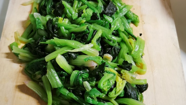 菠菜豆腐汤,汆烫后捞出 控干水分切段 备用