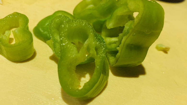 泡椒春笋,这时候可以准备彩椒,洗净,切圈;