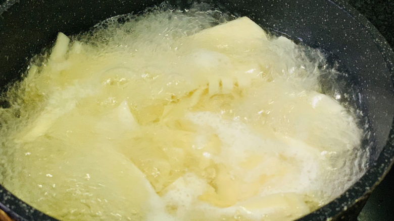泡椒春笋,把春笋先切大片,放入沸水中,焯水大概5分钟,捞起泡在清水中,这样可以保持春笋的脆嫩;