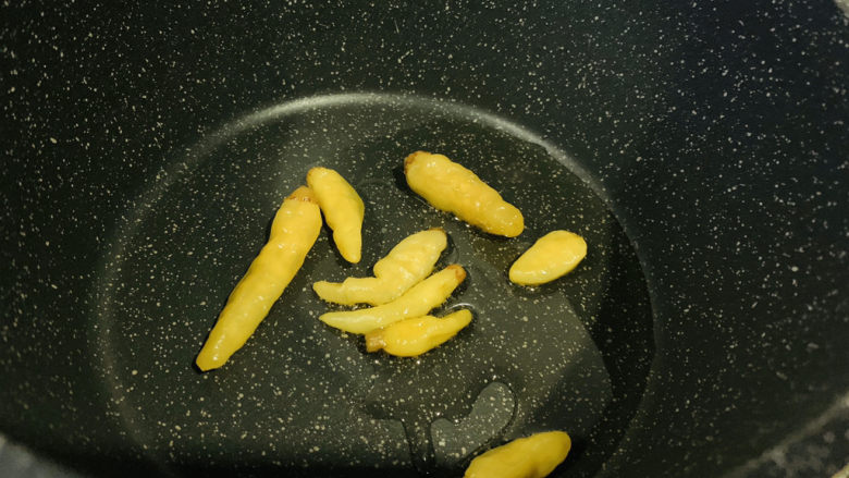 泡椒春笋,加泡椒,中火炒一会;