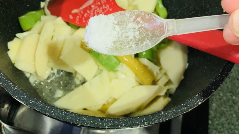 泡椒春笋,加少许盐;