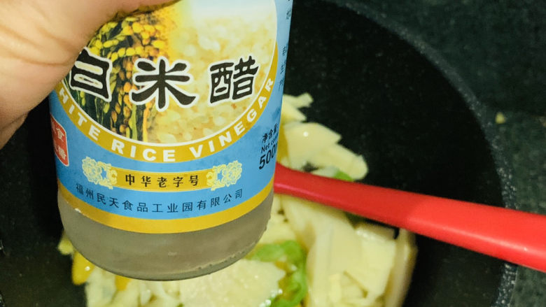 泡椒春笋,少许白米醋;