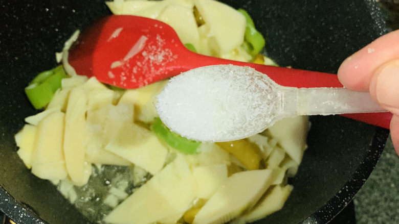 泡椒春笋,加少许<a style='color:red;display:inline-block;' href='/shicai/ 717'>味精</a>,翻拌均匀,就可以起锅;