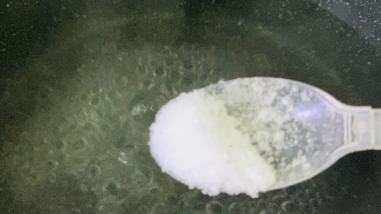 泡椒春笋,锅里,加清水,加点盐;