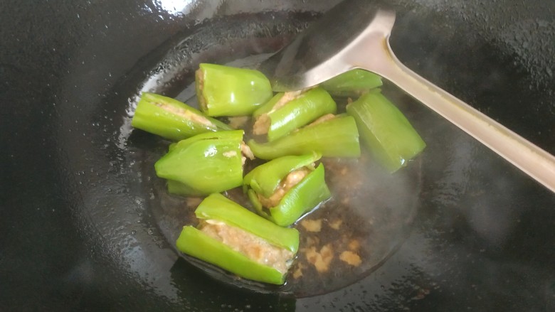 尖椒酿肉,加入适量清水,放入尖椒
