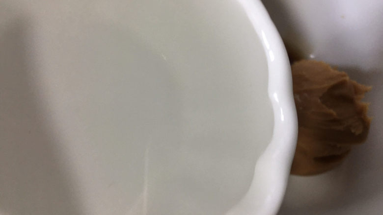 麻酱油麦菜,加入适量的冷开水,分次加,不要太稀了