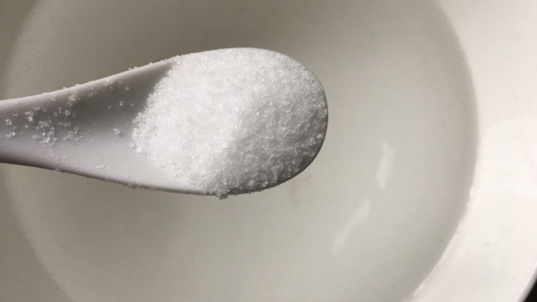 麻酱油麦菜,准备适量的冷开水,加入一勺盐
