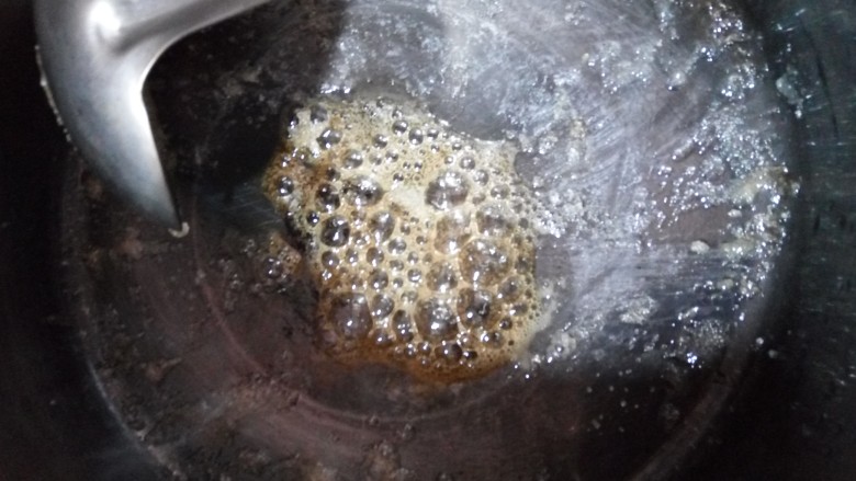 焦糖奶茶,煮成焦黄(不要煮糊)