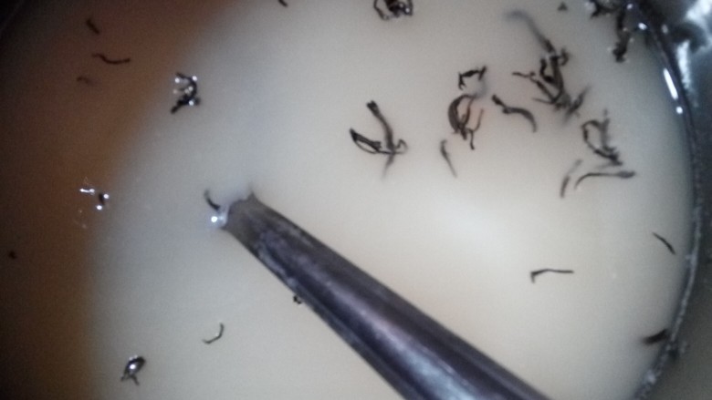 焦糖奶茶,放入茶叶