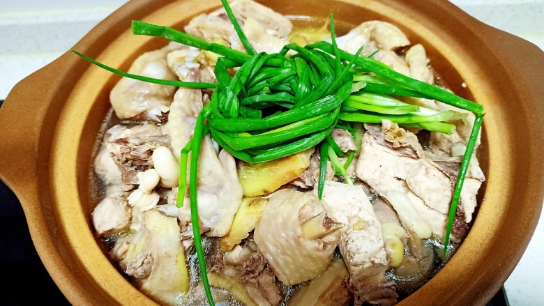 椰子炖鸡,锅中加入开水,放入葱结