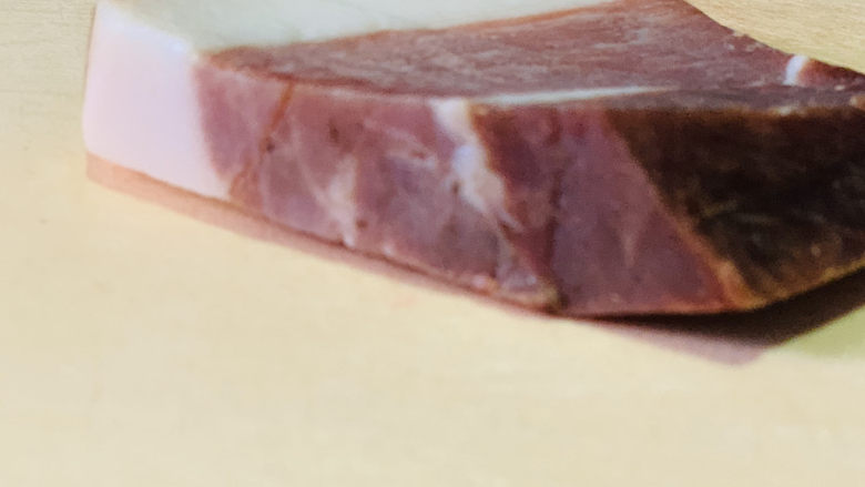 春笋炒腊肉,过年的<a style='color:red;display:inline-block;' href='/shicai/ 436'>腊肉</a>,放在冰冻,取出来解冻;