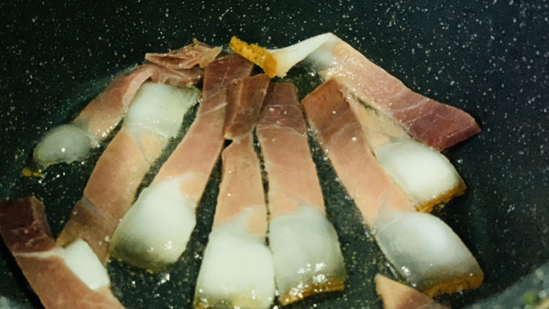 春笋炒腊肉,锅里加少许油,把腊肉煎香;