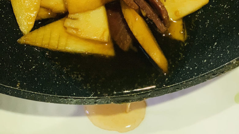 春笋炒腊肉,起锅,装碗;
