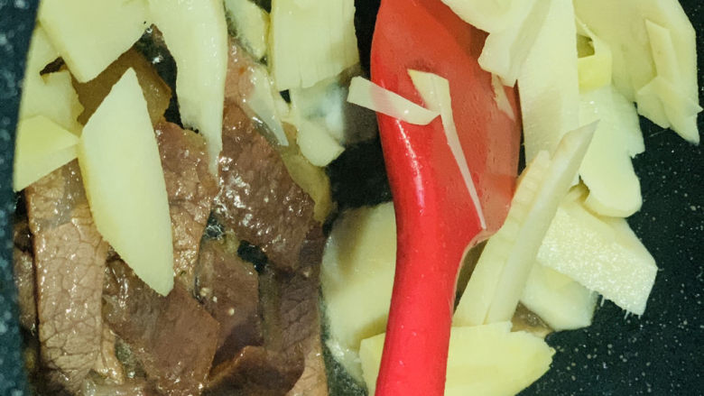 春笋炒腊肉,加入春笋炒香;