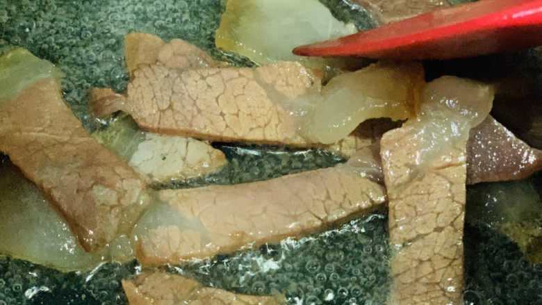 春笋炒腊肉,腊肉两面煎微焦;
