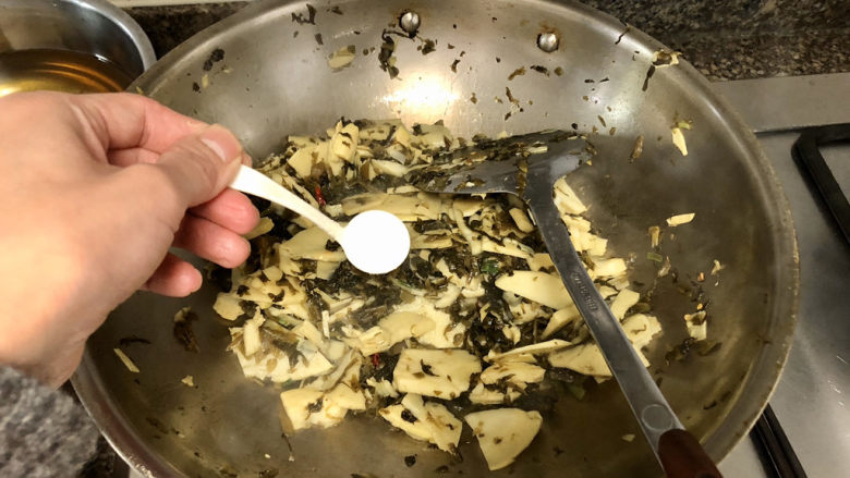 雪菜炒春笋➕ 花上有黄鹂,尝下咸淡,根据个人口味添加少许食盐定味,翻炒均匀出锅