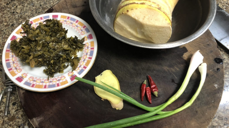 雪菜炒春笋➕ 花上有黄鹂,雪菜阿晨用了一袋约150g,有点。大概100克就够了,小葱择好洗净,姜洗净,还加了三颗干辣椒