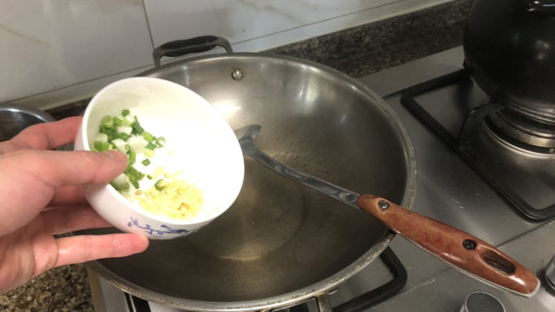 清炒豌豆➕红嘴绿鹦哥,热锅冷油,小火煸香姜葱末