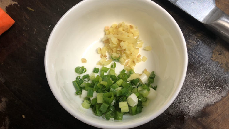 清炒豌豆➕红嘴绿鹦哥,姜切姜末,小葱切末