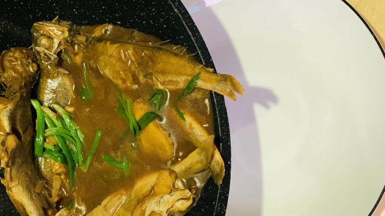 红烧小黄鱼,蒜叶断生,就可以出锅,直接倒入盘中,还是不要翻拌哦;