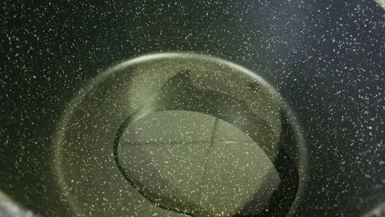 红烧小黄鱼,锅里加食用油,烧热;