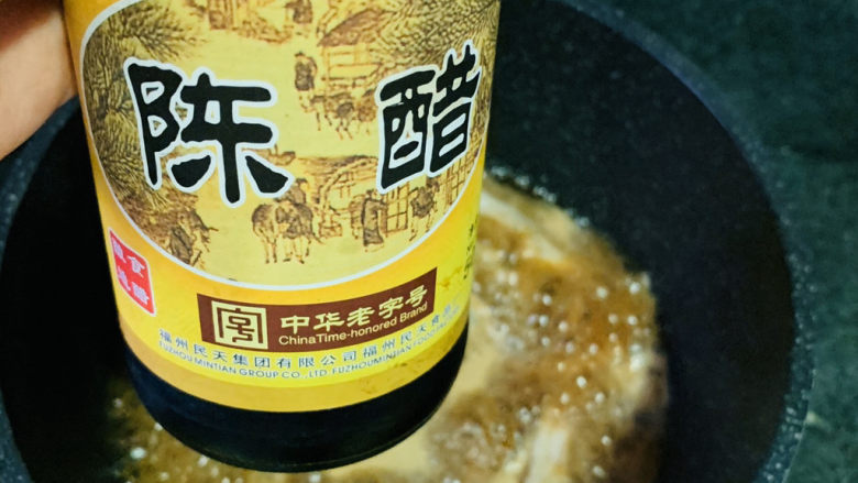 红烧小黄鱼,加少许<a style='color:red;display:inline-block;' href='/shicai/ 750'>陈醋</a>;