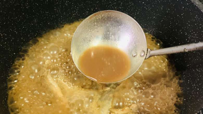 红烧小黄鱼,用汤汁浇胡椒粉融化,并转动锅,调均匀料汁,这时候不要搅拌,避免小黄油碎了;