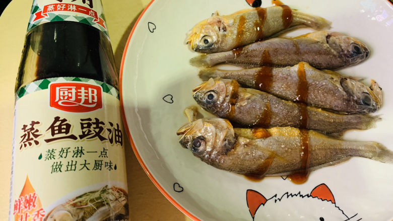 清蒸小黄鱼,加<a style='color:red;display:inline-block;' href='/shicai/ 864'>蒸鱼豉油</a>;