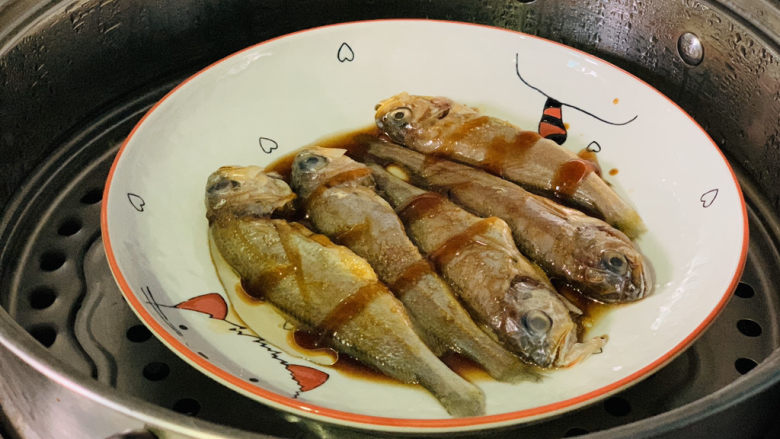 清蒸小黄鱼,锅里先大火烧开水,然后放入小黄鱼;