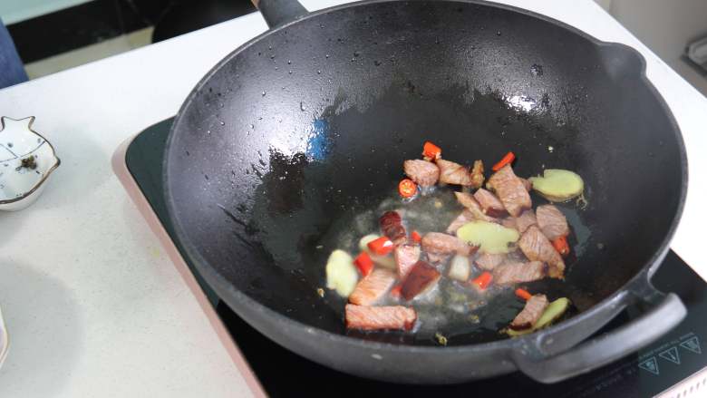 春笋炒腊肉,放入姜,小米椒,<a style='color:red;display:inline-block;' href='/shicai/ 700'>花椒</a>翻炒入味