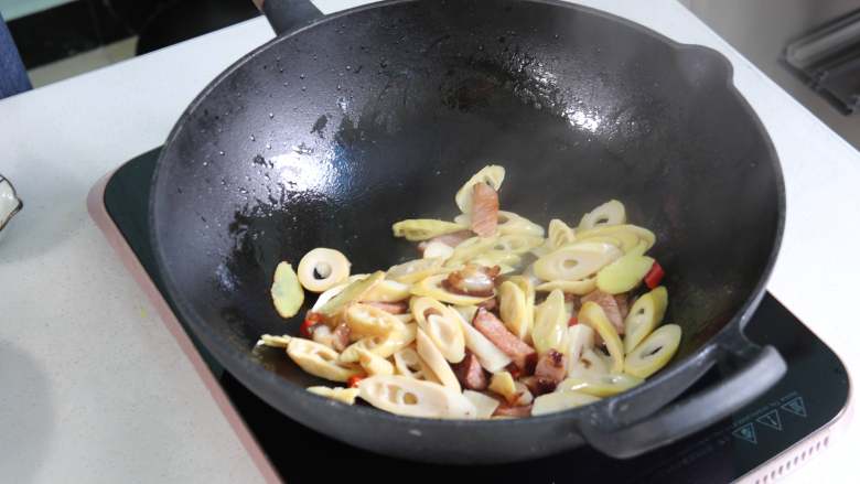 春笋炒腊肉,倒入切好的竹笋,翻炒
