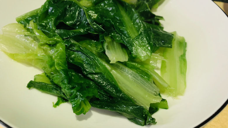 麻酱油麦菜,先夹盘里;