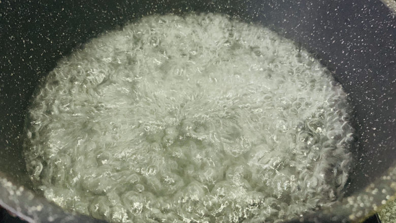 麻酱油麦菜,锅里水烧开,加少许油和盐;