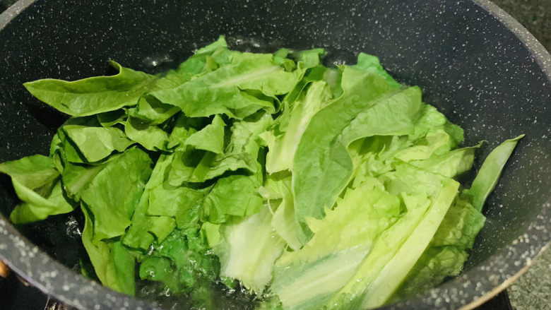 麻酱油麦菜,油菜,切长段,下锅焯水;