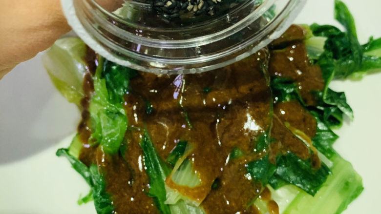 麻酱油麦菜,撒入熟芝麻;